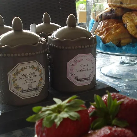 Parfum De Roses Oda ve Kahvaltı Cogolin