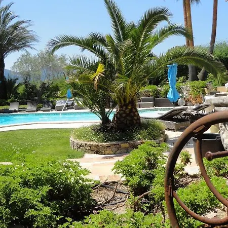 Parfum De Roses Bed & Breakfast *